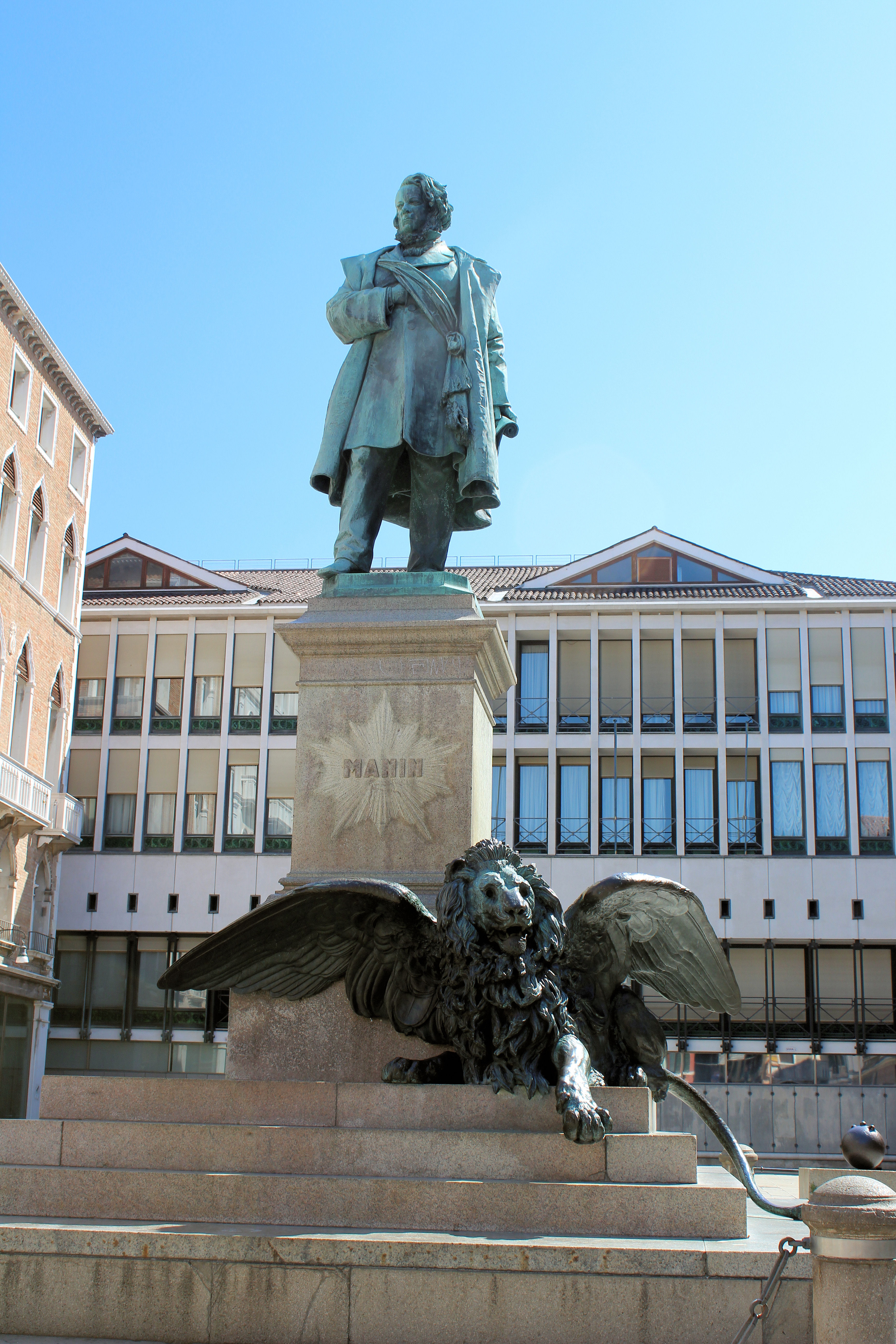 Daniele Manin Statue