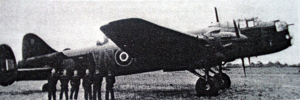 Avro Manchester R5784 of 50 Squadron, Hinton-on-the-Hedges July 1942