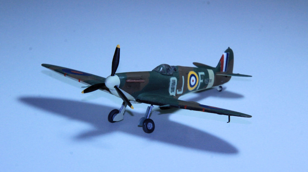 Supermarine Spitfire Mk 1B R6908 QJ-F of 92 Sqn RAF Plastic Model by AZ Models 1:72 Scale