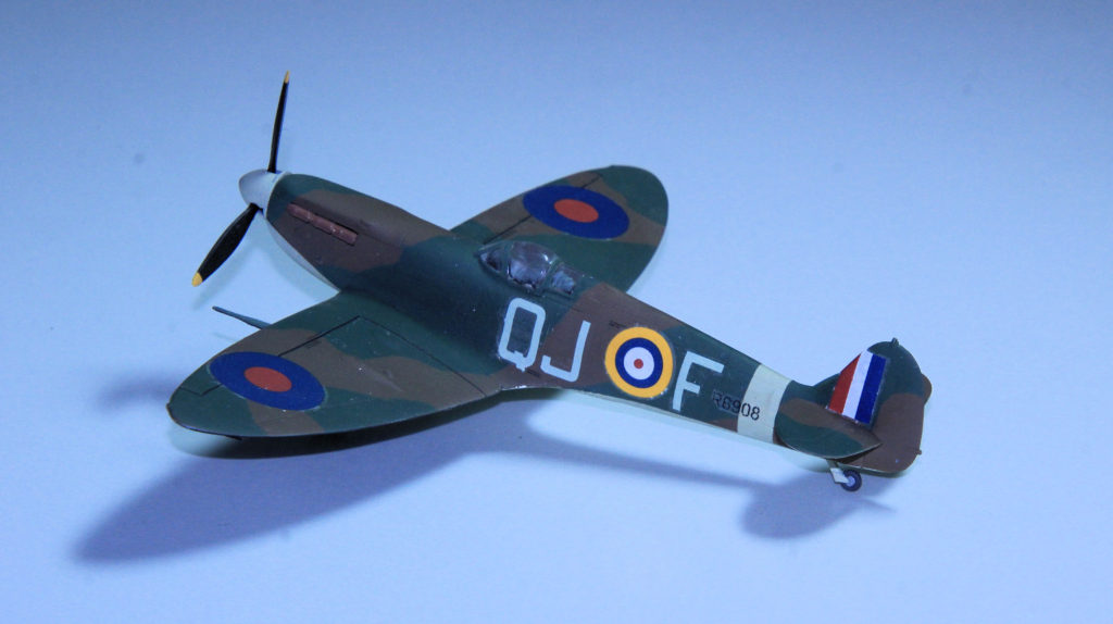 Supermarine Spitfire Mk 1B R6908 QJ-F of 92 Sqn RAF Plastic Model by AZ Models 1:72 Scale