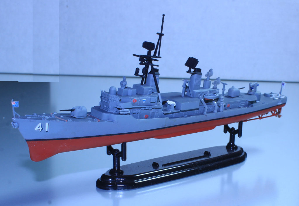 HMAS Brisbane DDG 41 1/700 Scale Model by Dragon