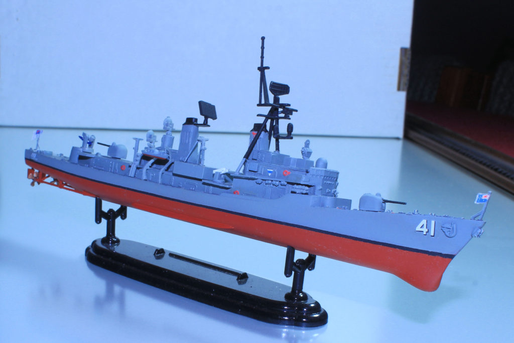 HMAS Brisbane DDG 41 1/700 Scale Model by Dragon