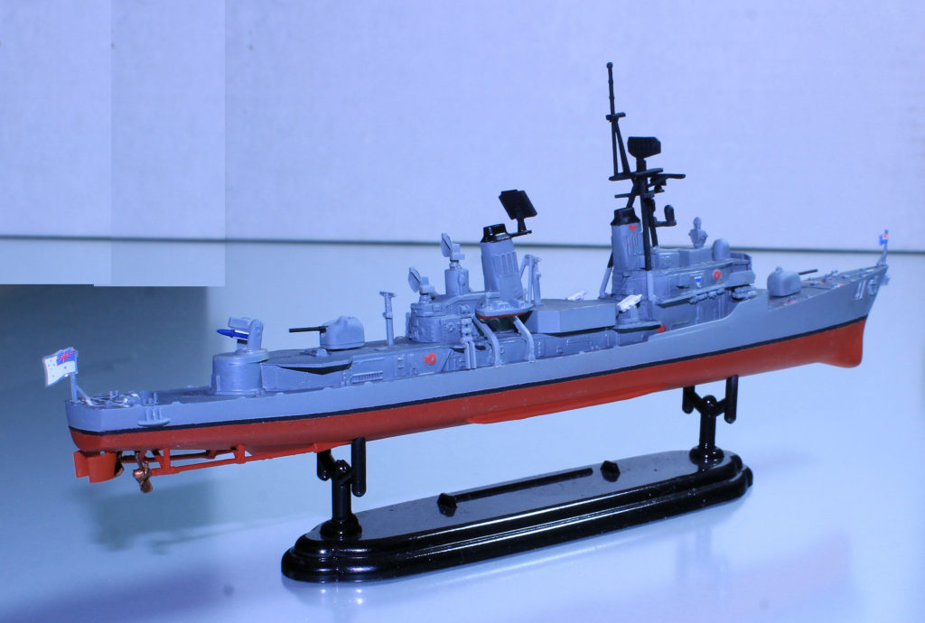 HMAS Brisbane DDG 41 1/700 Scale Model by Dragon