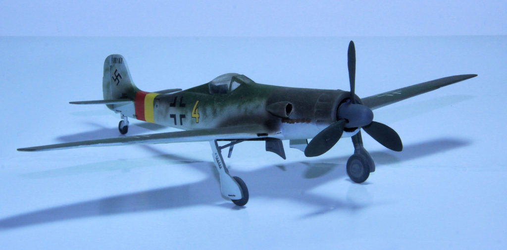 Focke Wulf Ta 152 H of 1./JG 301 Based in Straubing 1945 1/72 Scale Model by Revell