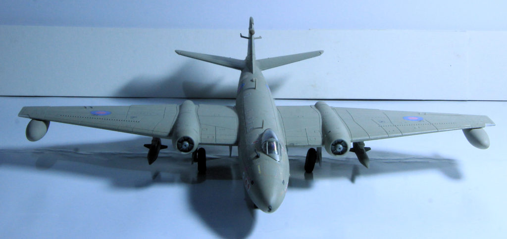 English Electric Canberra XH135 PR Mk.9 of 39 Sqn. RAF 1/72 Scale Model by Airfix