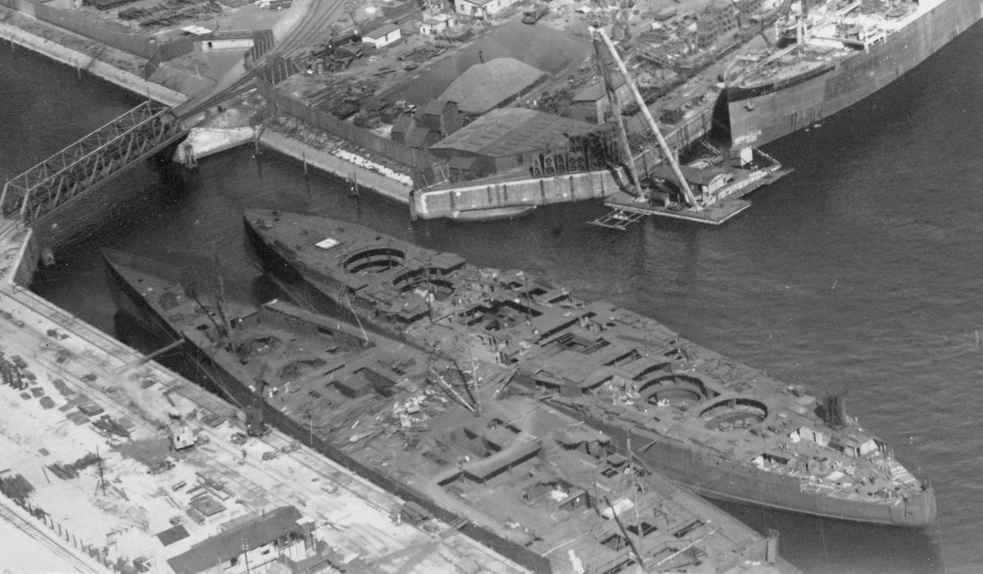 Unfinished battlecruiser Prinz Eitel Friedrich (left) and Bayern-class battleship Württemberg in Hamburg after the war, in about 1920