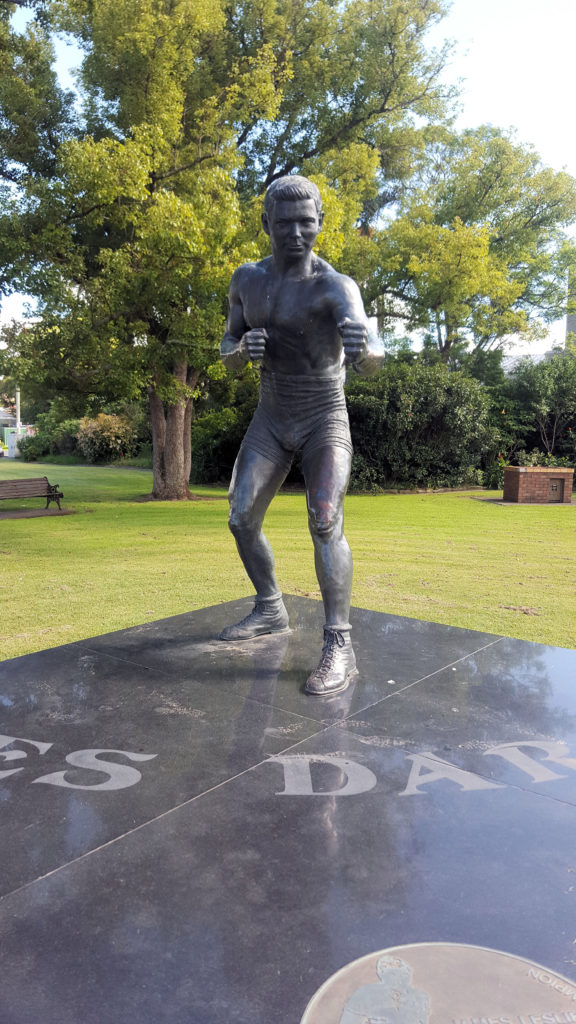 Les Darcy Statue