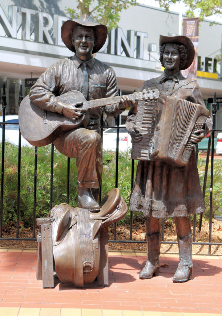 Statue of Slim Dusty and Joy McKean