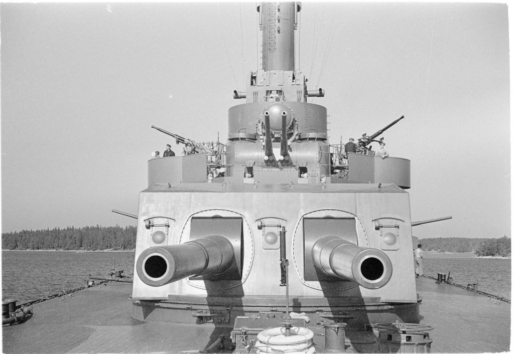 Main 254mm guns of Finnish coastal defence ship Väinämöinen