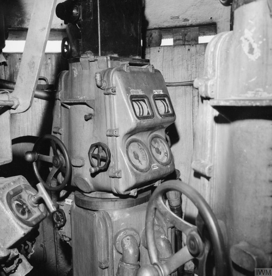 Gunnery control instrument in the conning tower