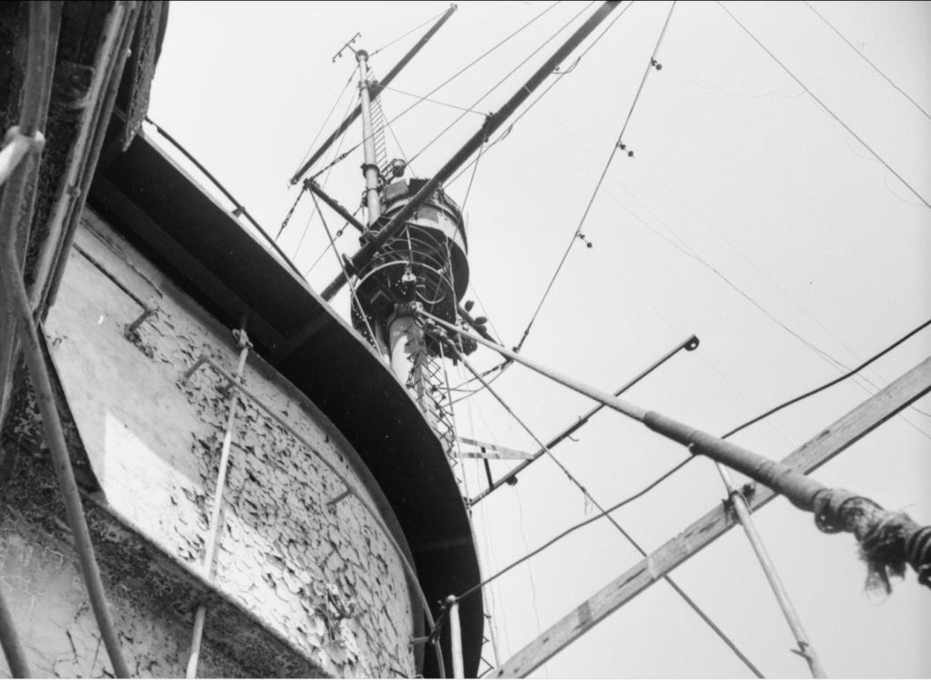 Foremast, showing forward funnel. Photograph taken at Gölcük, Turkey.