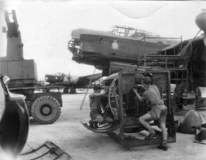 Changing the engine on an Avro Lincoln B.Mk 2 of 100 Squadron