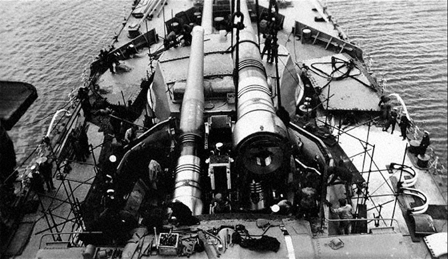 15" guns being installed on HMS Resolution