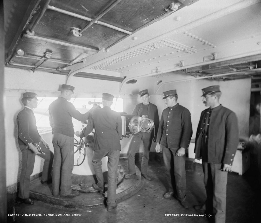 USS Iowa (BB-4) 4' gun and crew