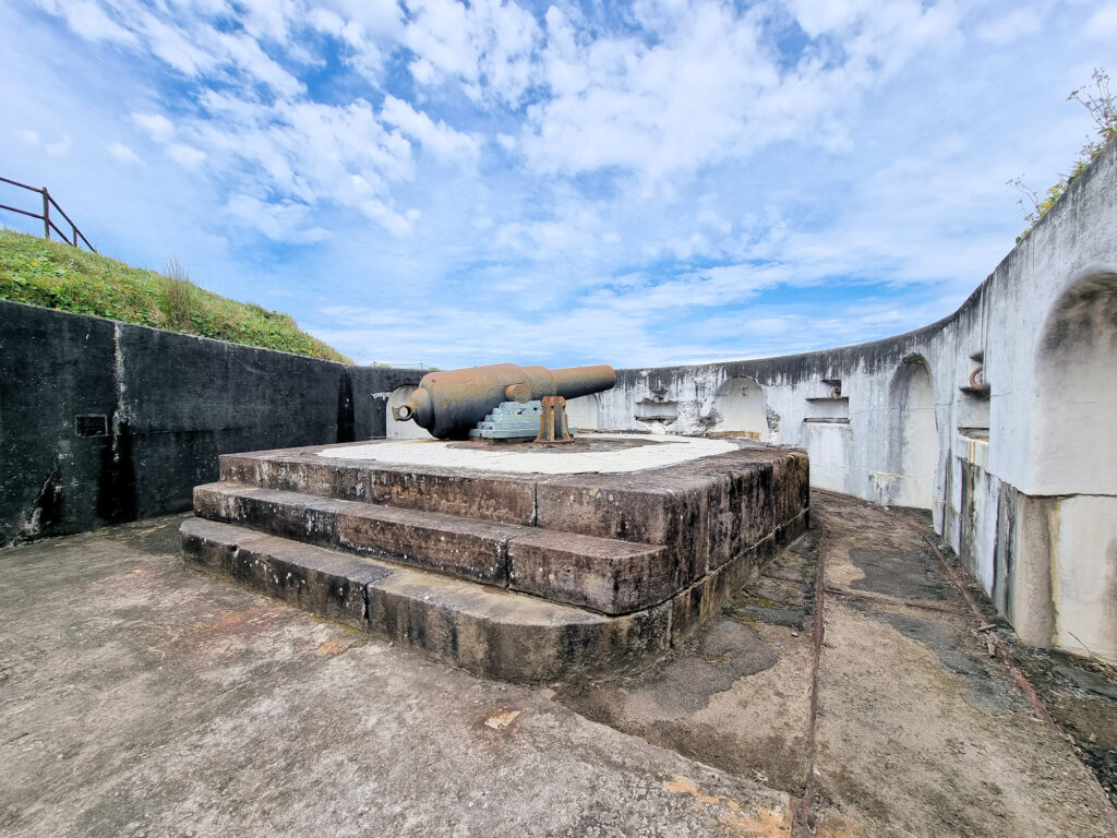 Gun mounted on one of the gun platforms. Not the original gun.