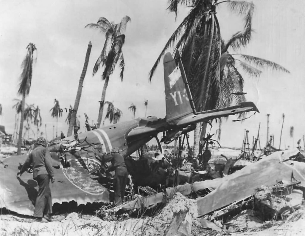 Marines inspect Mitsubishi G3M of the 755 Kokutai on Tarawa