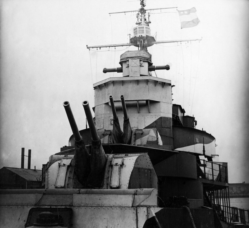 HNLMS Jacob van Heemskerck 102mm (4-inch) guns