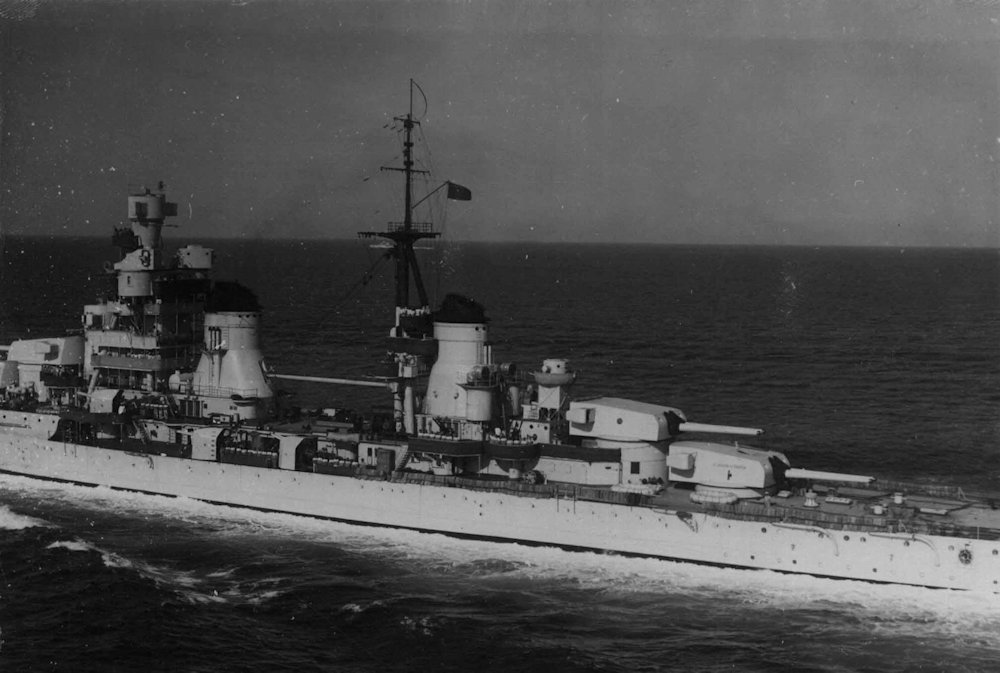 Amidships view of the Italian heavy cruiser Gorizia, September 1940