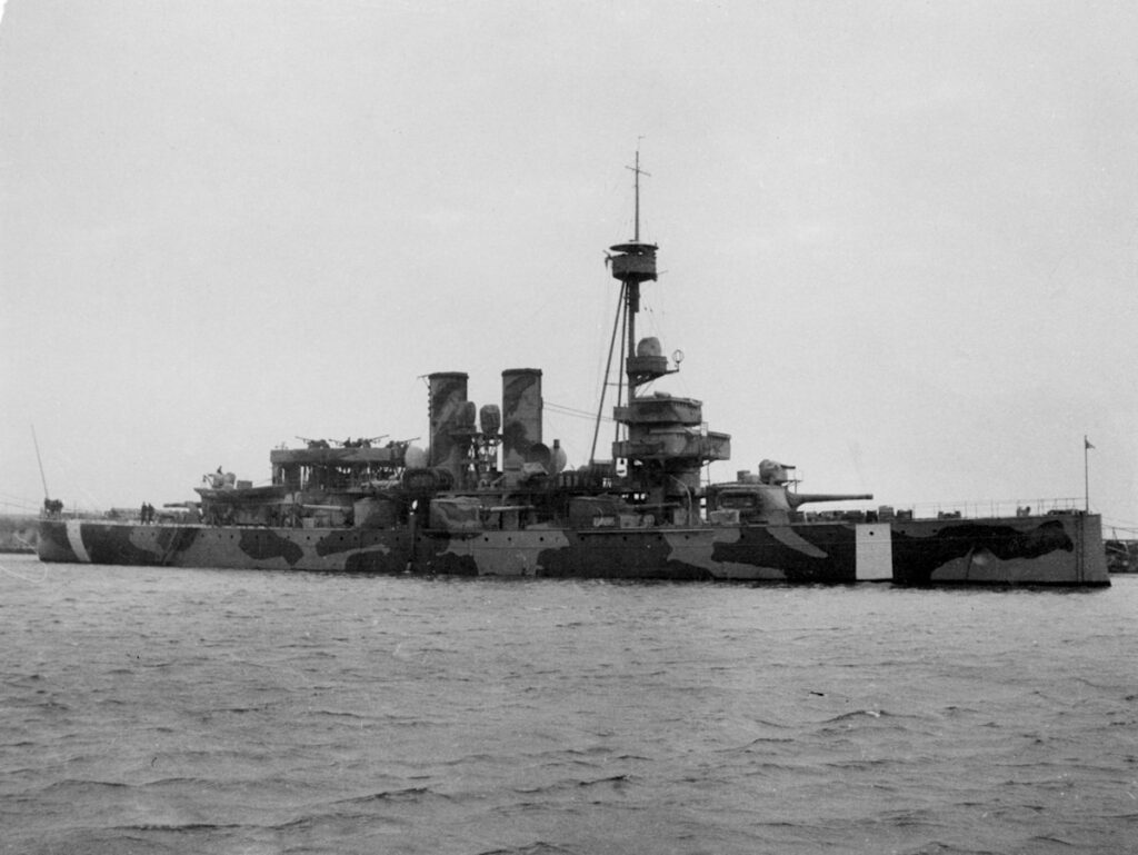 HSwMS Äran in camouflage, 1944