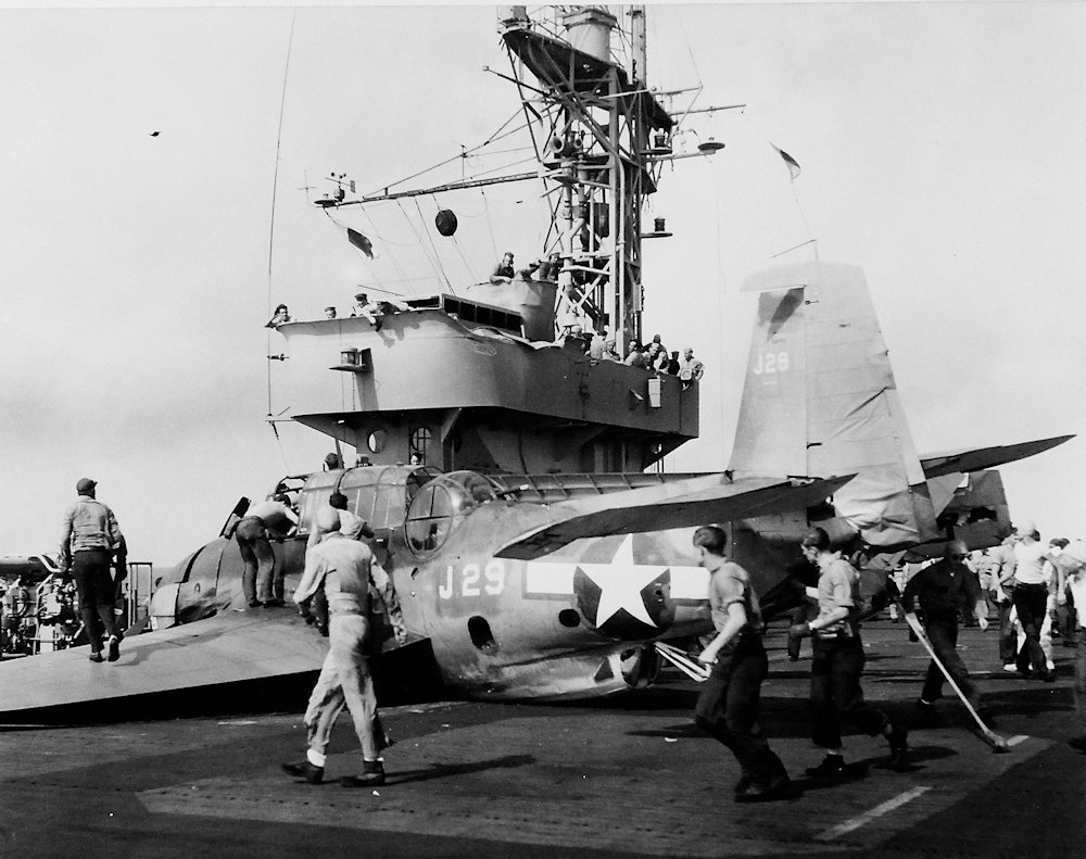 Crash of a Grumman TBM Avenger J29 of VC-66 on USS Altamaha (CVE-18), 11 April 1944