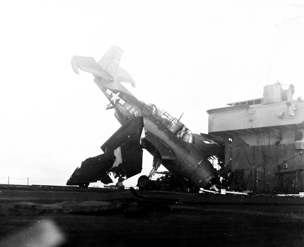 Crash landing of a Grumman TBM Avenger (J26 of VC-66) due to tail hook failure