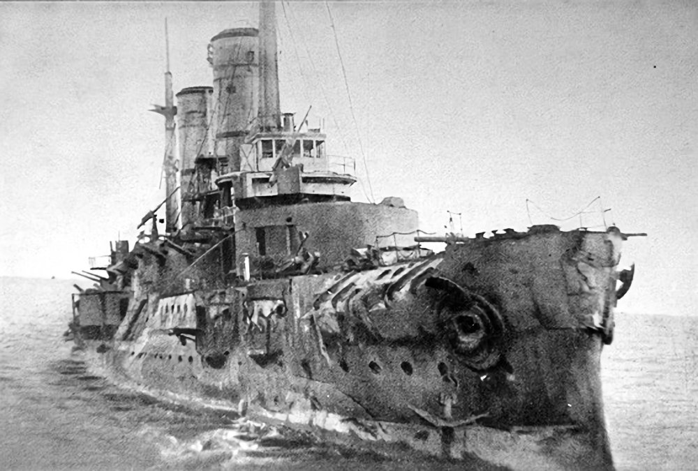 Slava crippled by German gunfire and sinking off Ösel, Baltic Sea, October 1917